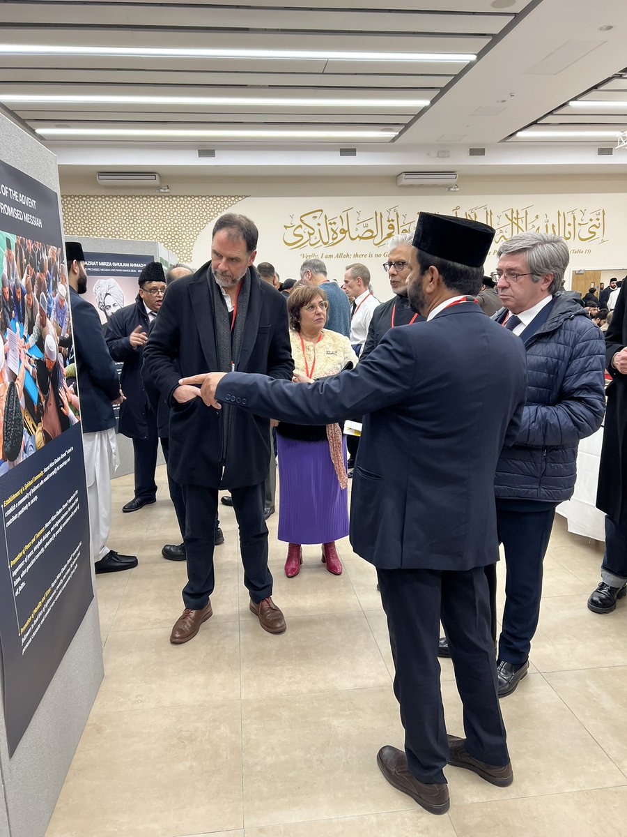 AlHakamWeekly's tweet photo. Tours taking place ahead of the National Peace Symposium 2024 🕊️

Hazrat Khalifatul Masih V (aa) will deliver the keynote address later on in the evening 

@AhmadiyyaUK @UKMuslimYouth https://t.co/4w2YOPVp8N
