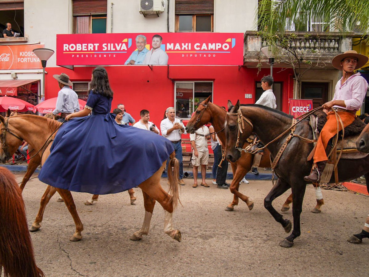 Desfile de Patria Gaucha junto a @RobertSilvaUy y el equipo de Crece Tacuarembó!