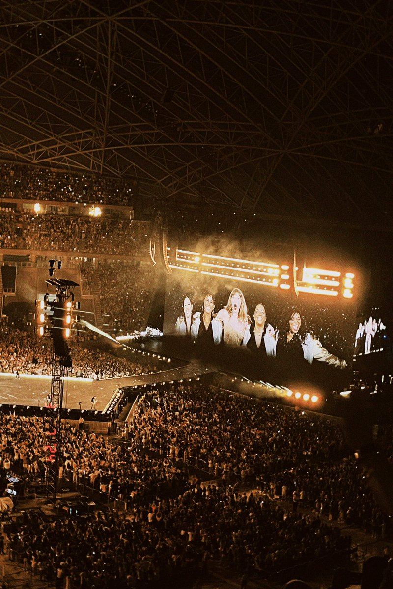 indastillwakeup's tweet photo. dream come true, i’ve been waiting my whole life for this moment, i dedicate this to the 13 years old me, who never had money to see red tour back in Jakarta 2014🥹✨🫶🏻 i love u so so so much @taylorswift13 https://t.co/4U4i9aM4IX