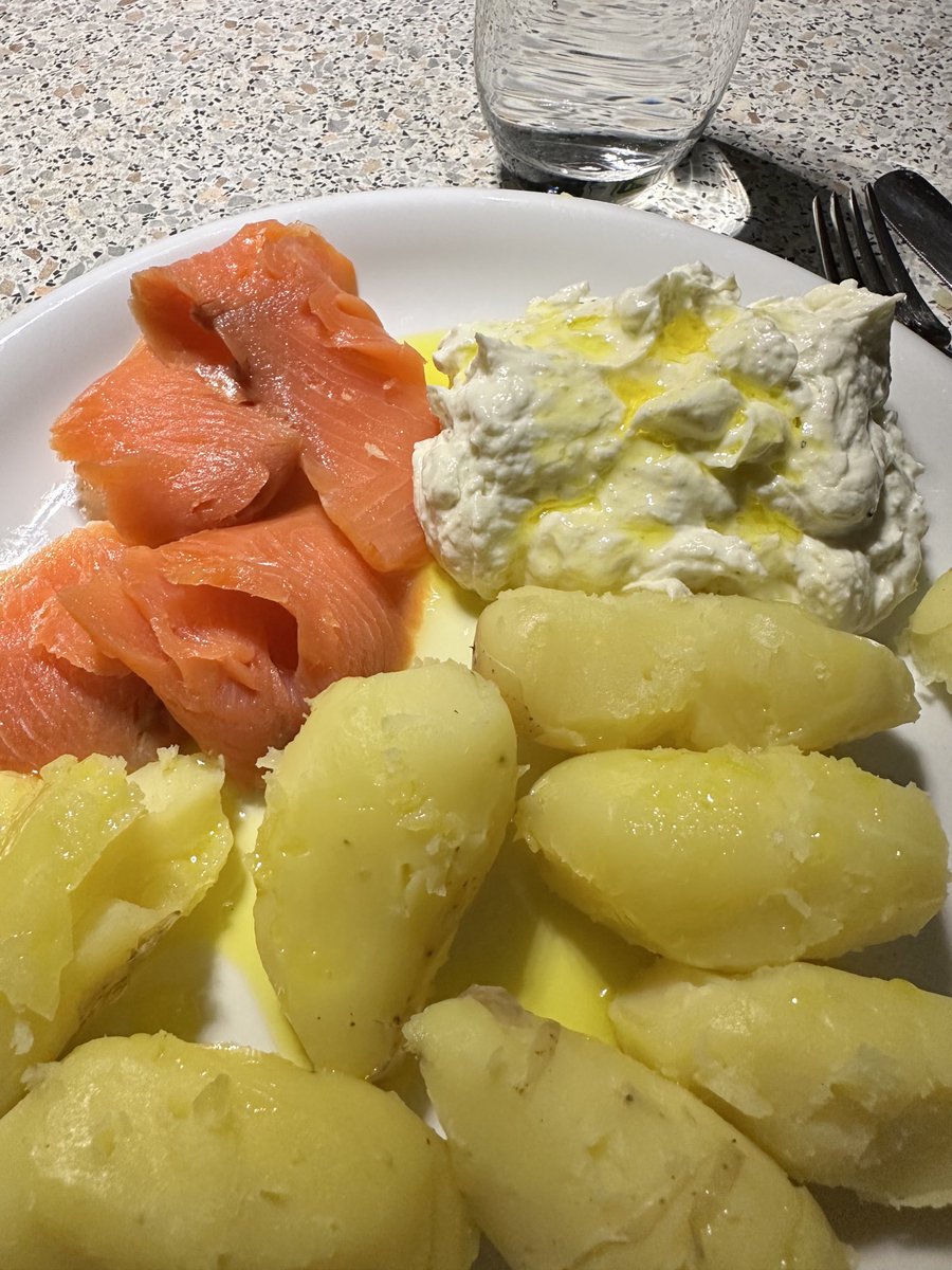 KalleHD's tweet photo. #drillinge mit #Meerrettichquark , #lachsforelle und #leinöl https://t.co/Fdn2dWUIiG