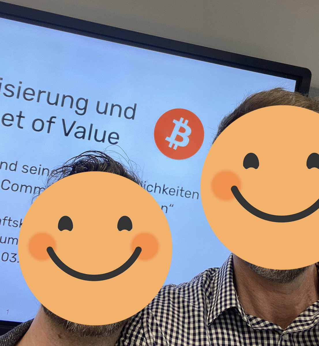 hagbard_21's tweet photo. Mit @SatoshiEngTech erfolgreich den ersten #bitcoin workshop zum Thema „BTC im Handel und e-commerce“ abgehalten 🔥
Neben Lightning TipCards+Candymachine mit im Gepäck👉 für jeden TN eine Ausgabe der genialen #bitcoinblinks von @coinfinity 🙏 fürs Sponsoring🧡
#orangepilling https://t.co/UmDNrlgWuC