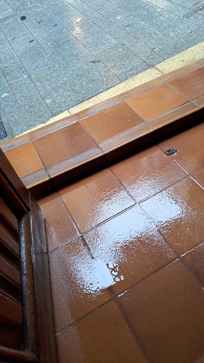 Criticartt's tweet photo. Aquesta és la diferència q existeix entre un carrer d Sitges amb voreres i un de caixa única en un dia de forta pluja com el d’avui… les voreres es van construir amb voluntat de ser útils… així q, #noemtoquislavorera i si podeu signeu i retuitegeu!  https://t.co/ZivJkNSvY9 https://t.co/5EjRLMVZtU