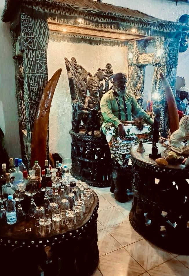 SongueMadiba's tweet photo. J'ai été honoré par le Roi Batoufam, de m'inviter à m'installer sur son prestigieux trône lors de ma visite. https://t.co/AjaCTliDI6