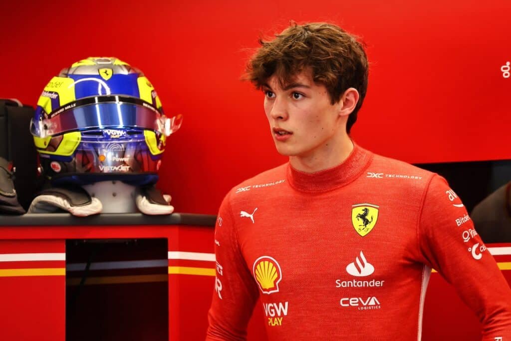 ElReyGuiri's tweet photo. Grandísima actuación de Ollie Bearman en un finde que no era sencillo para él.

Una sola sesión de libres. Se lleva el piloto del día y una P7.

Muy merecido. https://t.co/M6d6jUyEa5