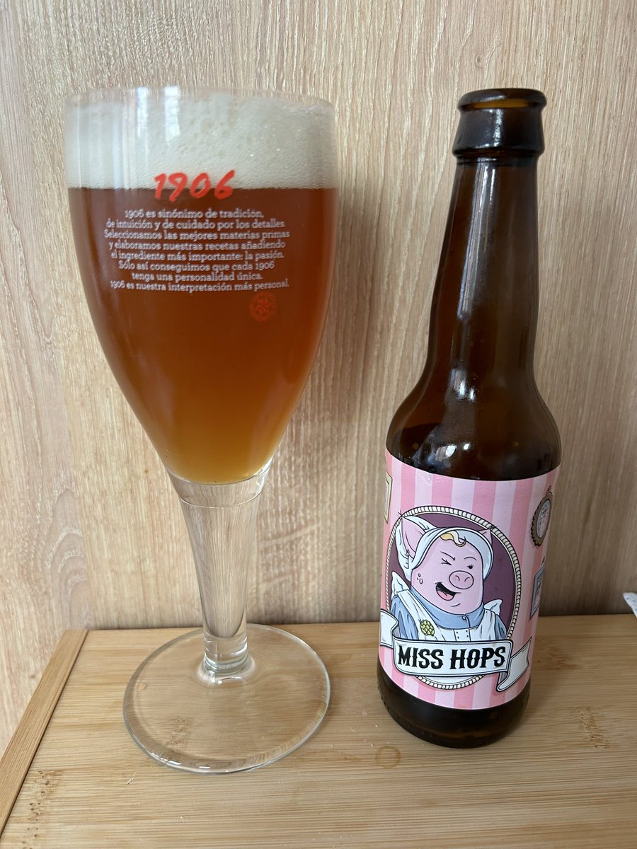 Miss Hops.6%. IPA de @barcelonabeer de color anaranjado y bien de espuma, lleva lúpulo a capazos. Notas a frutas tropicales y amargor moderado. Muy bien.