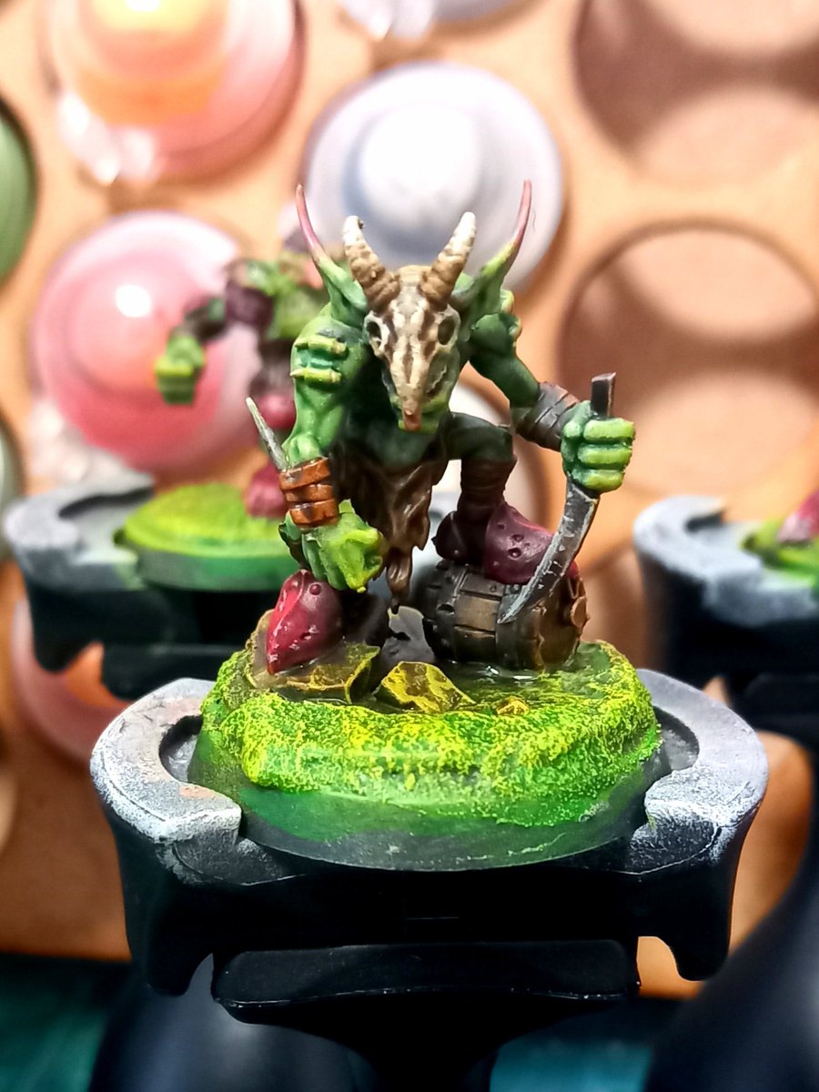 Making some progress on these cool little goblins for my Blood Bowl team. 

#bloodbowl #Goblins #paintingminis #paintingminatures #minaturepainting #minis #miniatures #miniaturegaming #slapchop #warhammer #wh40k #warhammer40000 #paintingwarhammer #oldhammer #warhammerfantasy
