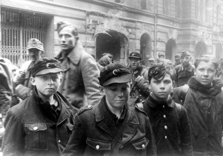 XharzH's tweet photo. Niños de las Juventudes Hitlerianas capturados en Berlín, 1945. Los prisioneros del Volkssturm marchan detrás de ellos. https://t.co/tpD9iDGRrv