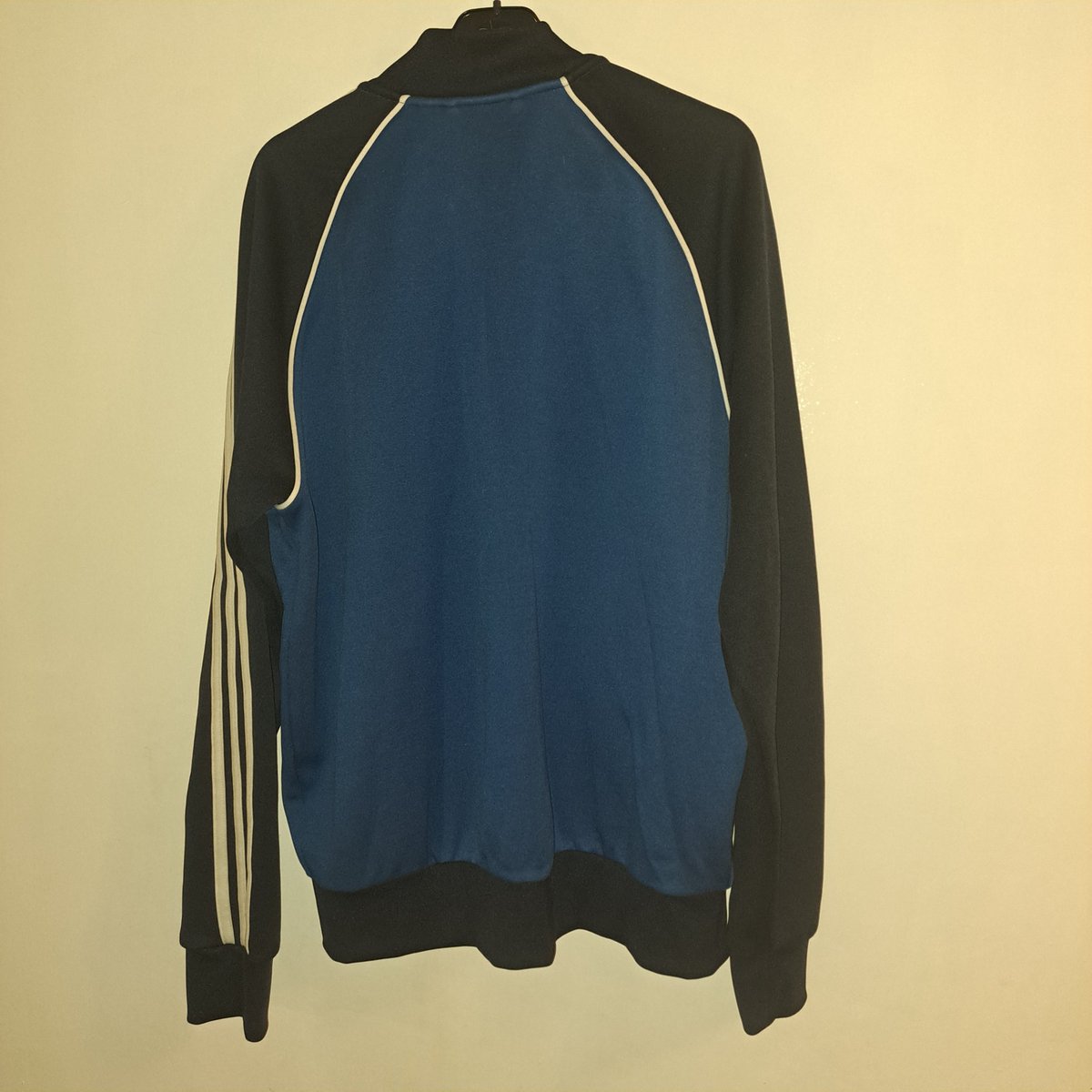 BelfastBlueFTGs's tweet photo. Adidas track top size Large 2015 release , 7/10 little to no signs of age £25 TYD , retweets appreciated please @T_C__B_S_T https://t.co/8y3Qww2xPJ