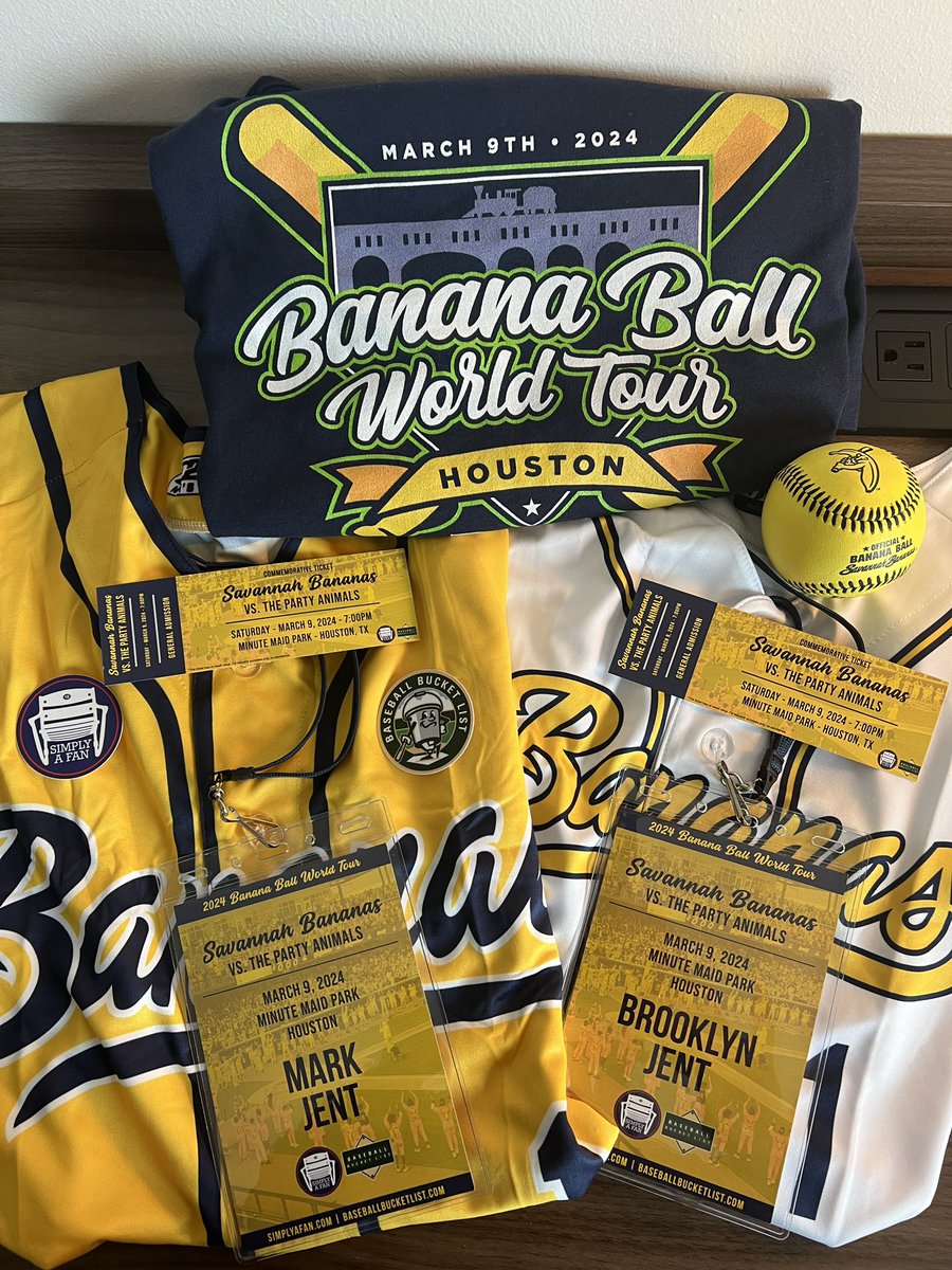 MarkHJent's tweet photo. Today is the Savannah Bananas’ 1st at a MLB ballpark and Minute Maid Park will be filled to capacity with 41,000 fans. @simplyafan18 is grateful for the collaboration with @BaseballBucket in the planning and organization of our group of 200 fans! #simplyafantrips https://t.co/CJjdlcitqD