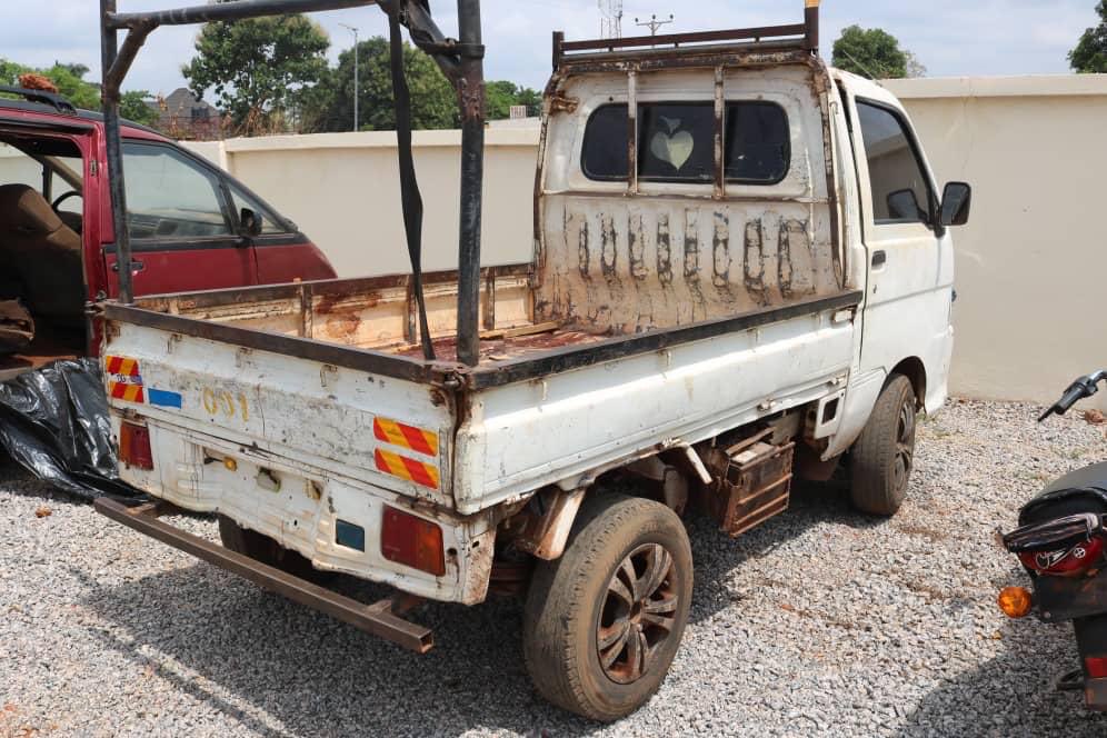 Armed robbers legit brought this vehicle to rob a bank in Nigeria. Like brooo, this is your getaway vehicle? 🤦🏽‍♀️