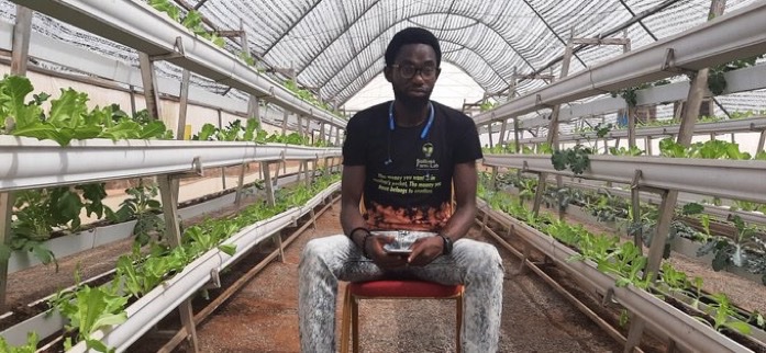 NigeriaStories's tweet photo. Meet Samson Ogbole the Nigerian farmer who grows crops in the air!! 
He is doing this using Aeroponics a process of growing plants in the air without the use of soil.
Here are some food items from his farm https://t.co/4JAPsB7RRX