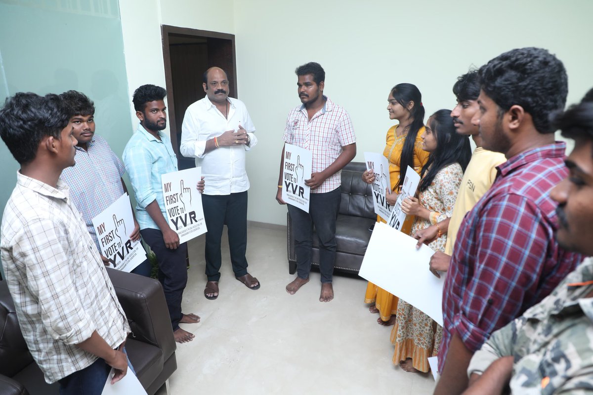 Yarlagadda_TDP's tweet photo. మా తొలి ఓటు గన్నవరం అభివృద్ధికి తోడ్పాటు..

వైవీఆర్ కు మద్దతిస్తాం..

సైకిల్ గుర్తుకే ఓటేస్తాం..

#YarlagaddaVenkataRao  #yaralagaddasainayam #pasupusainyamvthyvr #manayaralagadamana #gannavaramtdp #TDPJanasena #TeamYvr #vijayawada #Gannavaram #GannavaramGaddaTDPAdda https://t.co/c6HRNzSlG7