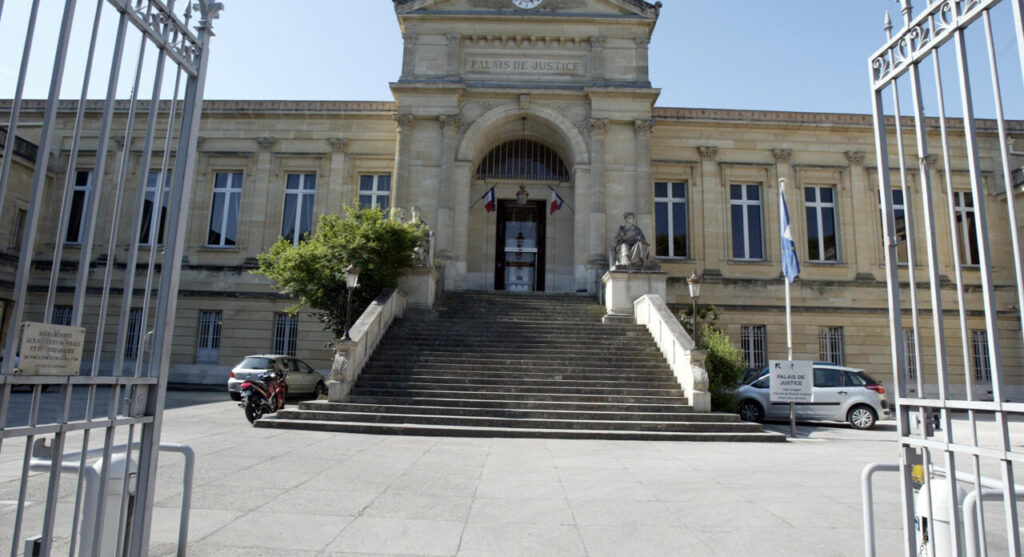 BasseCourFr's tweet image. "Un individu ivre jette une pierre sur la baie vitrée d'un bar à Agen, Lot-et-Garonne. Justice doit être rendue! #Agen #Justice #Inexcusable"