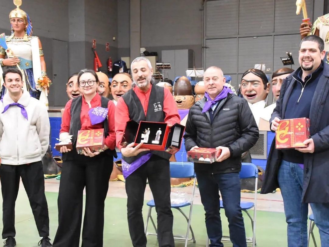 Durant tot el dia d’avui es celebra al Pavelló Polivalent la V Fira Gegantera de les Comarques Gironines. Malgrat la pluja hem pogut gaudir, fora de la Festa Major, dels balls de la Faràndula i també de l’Esbart Dansarie. Enhorabona per la feinada <a href="/gegantscassa/">Gegants de Cassà</a>!