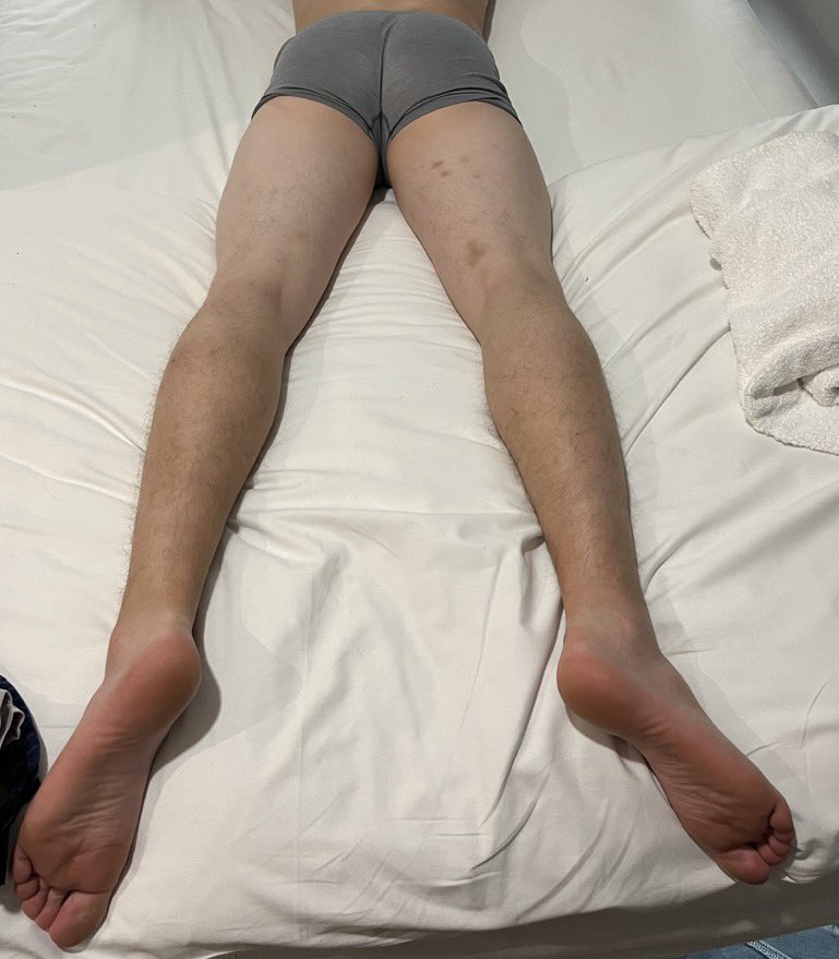 LadThread's tweet photo. LEGS THREAD 🦵🏻🦵🏾🦵🏼

Courtesy of @Straightshowoff 

Lets see those hot legs lads post below ⬇️ ⬇️⬇️ https://t.co/Jzxnfaa938