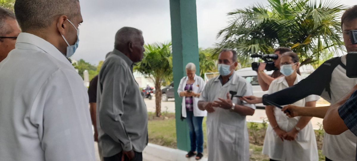 AHORA MISMO en la Sala de Hemodialisis del Hospital Provincial Camilo Cienfuegos de #SanctiSpíritusEnMarcha comitiva de la #VisitaParlamentaria a diálogo abierto con directivos, trabajadores y pacientes. <a href="/DiazCanelB/">Miguel Díaz-Canel Bermúdez</a> <a href="/DrRobertoMOjeda/">Dr. Roberto Morales Ojeda</a> <a href="/PartidoPCC/">Partido Comunista de Cuba</a> <a href="/AsambleaCuba/">Asamblea Nacional Cuba</a> <a href="/SanctiSpiritus1/">Gobierno Provincial #SanctiSpíritus</a>