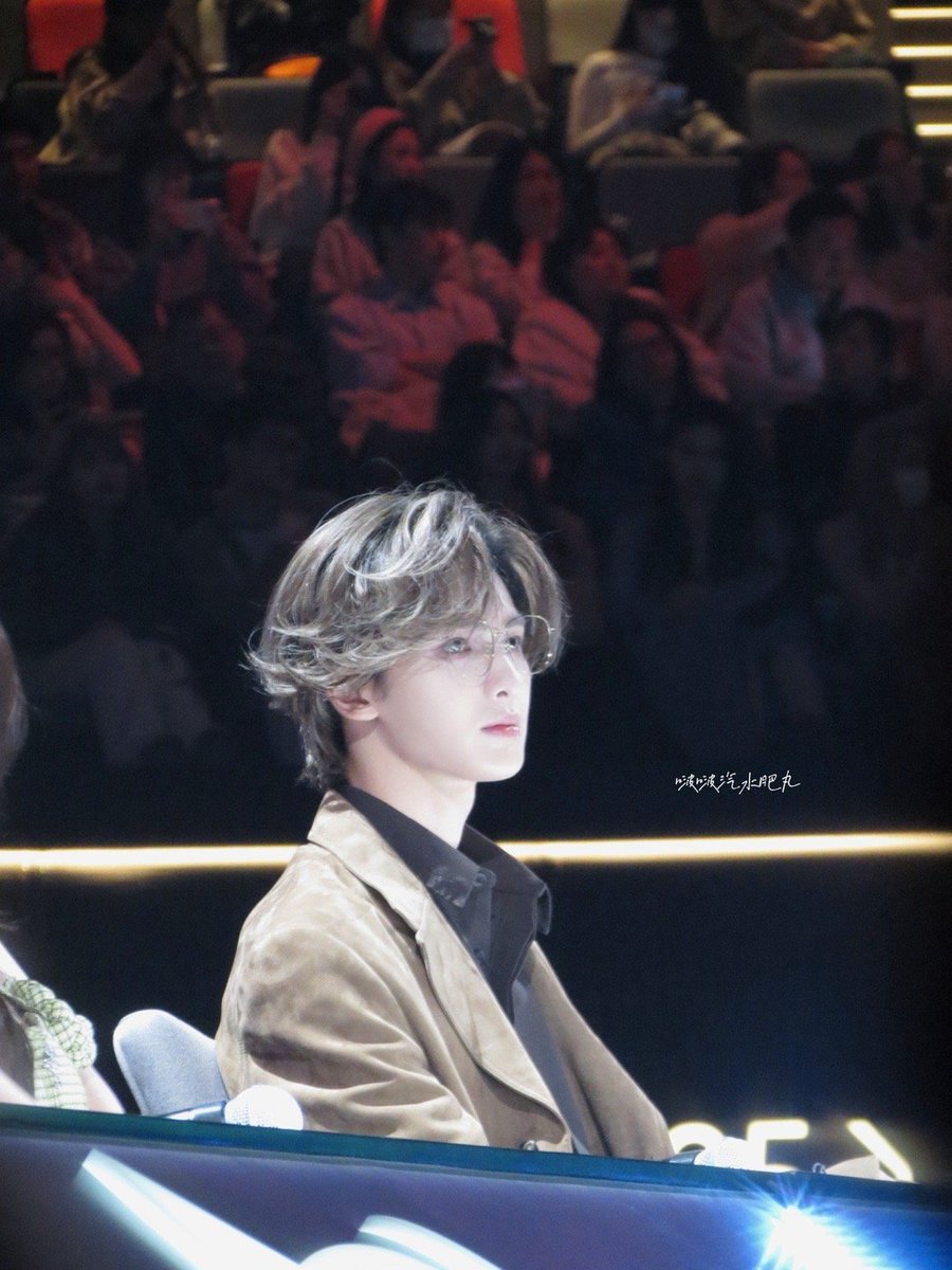 forjustins's tweet photo. wow zhengting looks like an angel https://t.co/wMCWvJival