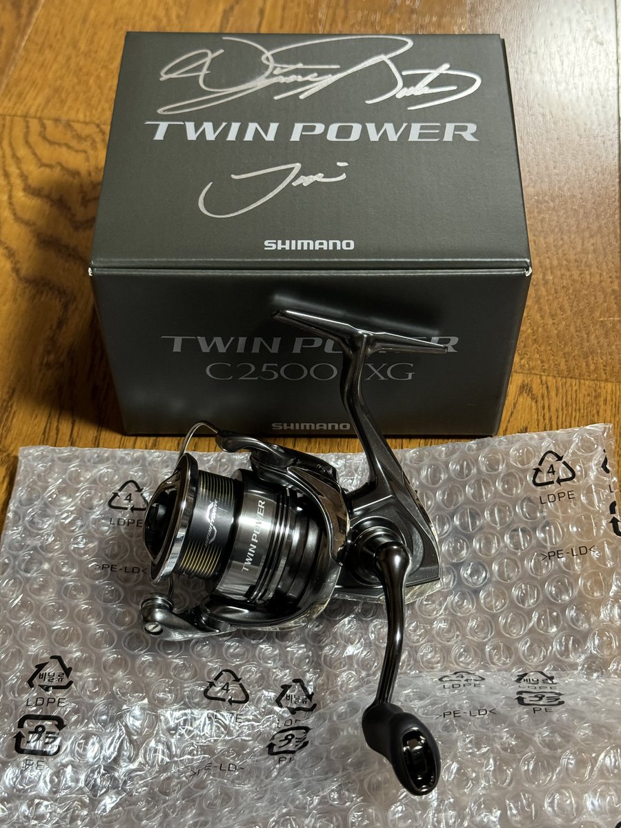 ohmyrc's tweet photo. ついに来た！24ツインパワーC2500SHG😆
箱には村田基さんのサインもお願いしました‼️
操作感はステラと同じぐらいヌルヌルでした👍

#釣り#リール##ルアー#シマノ#24ツインパワー#C2500SXG#潮来釣具センター#村田基さん#JIMのサイン入り https://t.co/qi0YXE2vvH