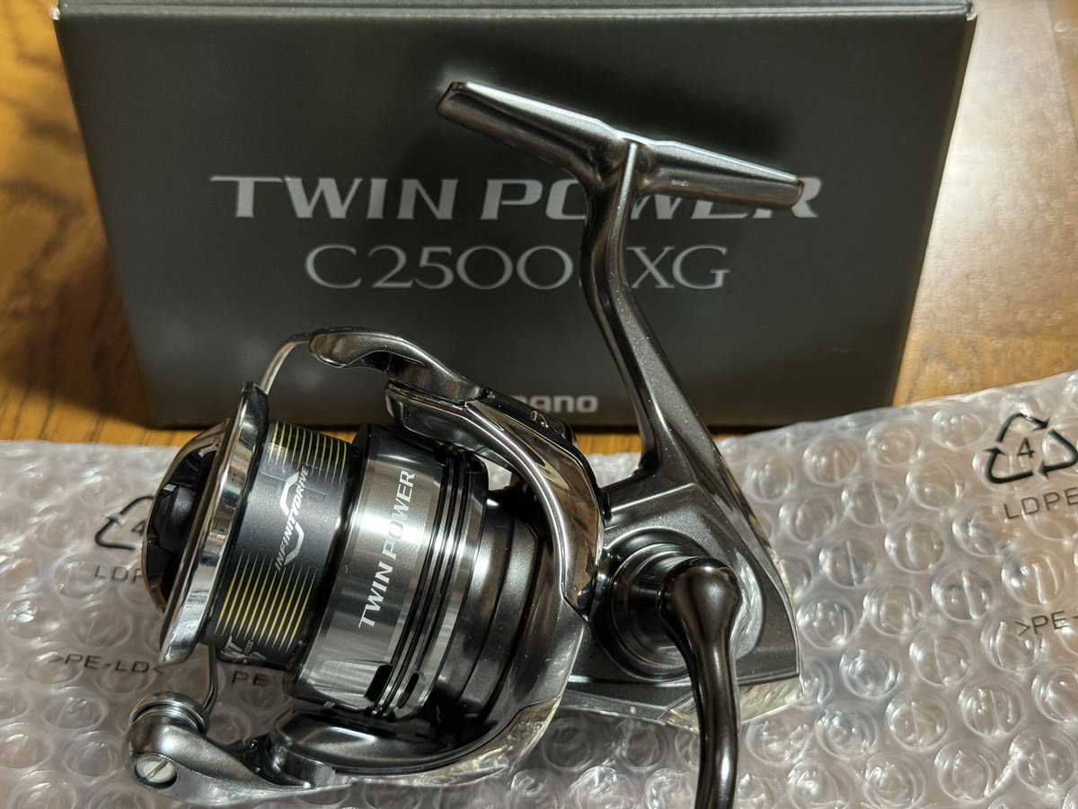 ohmyrc's tweet photo. ついに来た！24ツインパワーC2500SHG😆
箱には村田基さんのサインもお願いしました‼️
操作感はステラと同じぐらいヌルヌルでした👍

#釣り#リール##ルアー#シマノ#24ツインパワー#C2500SXG#潮来釣具センター#村田基さん#JIMのサイン入り https://t.co/qi0YXE2vvH