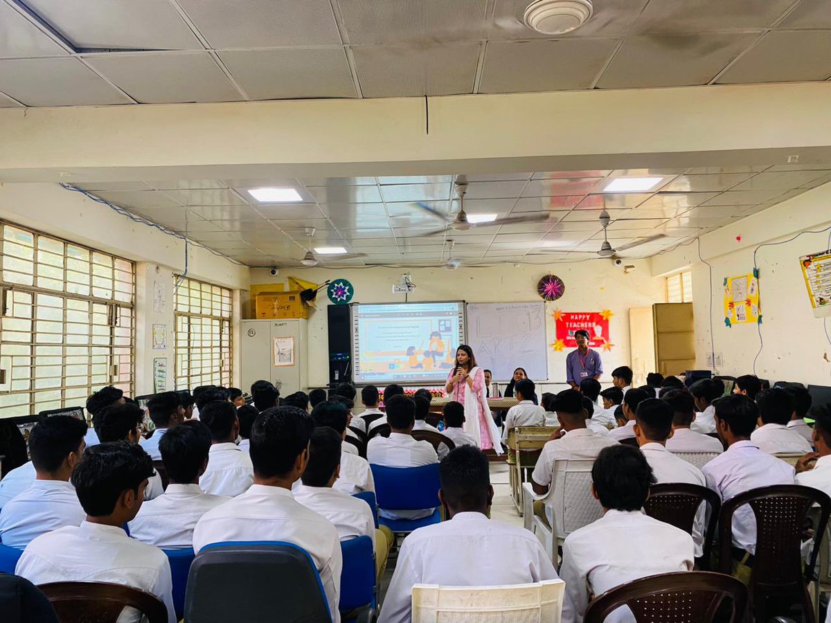 Our recent session at GBSSS No. 1 School, led by Lakhina Gupta, equipped students with the tools to identify real-world challenges and develop creative solutions. ✨
#VishvamNurturingHumanityFoundation #ProblemSolvingSkills #LakhinaGupta #GBSSSNo1School #Delhi #EmpoweringYouth