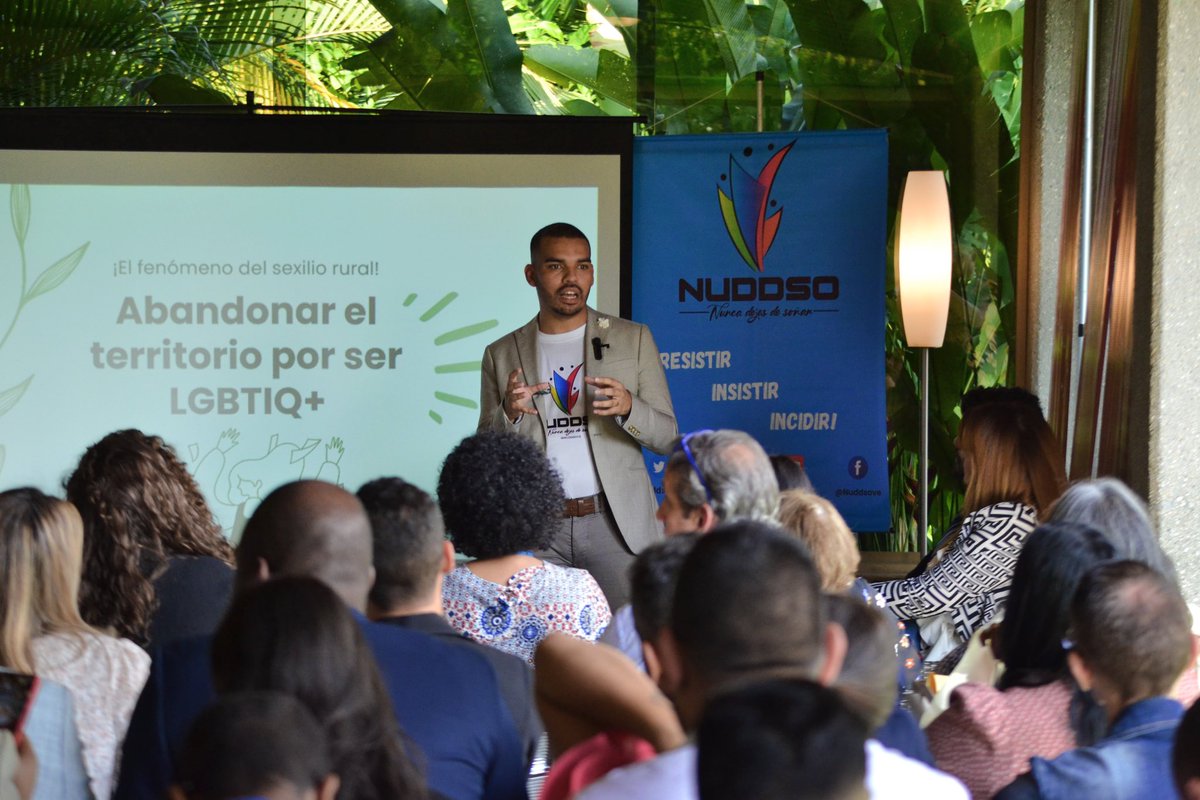 🏳️‍🌈| Abandonar el territorio por ser LGBTIQ+ en las zonas rurales de Venezuela. Durante mi ponencia en el foro #CiudadesSinBarreras, conversé sobre el “sexilio”que viven muchas personas de la diversidad sexual que huyen de sus territorios buscando refugio y mejor calidad de vida