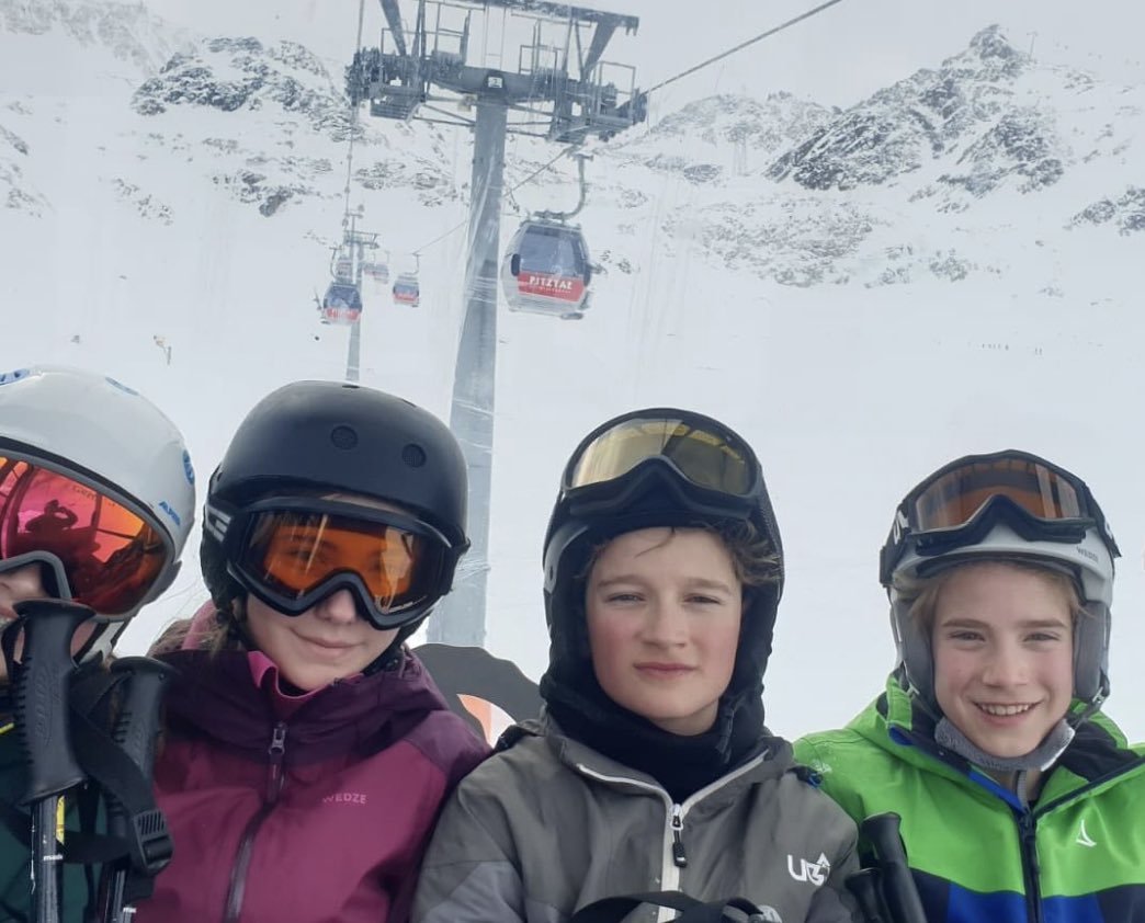 MSaarbruecken's tweet photo. Genau wie letztes Jahr genießt eine unserer Klassen, die 6f, zusammen mit der Pitztal-Delegation, Frau Weber, Frau Heinz, Herr Jager und Herr Heyne, das Kaiserwetter im schönen Pitztal. ⛷️
#skifoan #pitztal2024 #skihasal #pistenraudi #skiwasser #schnee #kaiserwetter https://t.co/Q6s0v31KoX