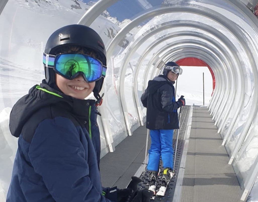 MSaarbruecken's tweet photo. Genau wie letztes Jahr genießt eine unserer Klassen, die 6f, zusammen mit der Pitztal-Delegation, Frau Weber, Frau Heinz, Herr Jager und Herr Heyne, das Kaiserwetter im schönen Pitztal. ⛷️
#skifoan #pitztal2024 #skihasal #pistenraudi #skiwasser #schnee #kaiserwetter https://t.co/Q6s0v31KoX