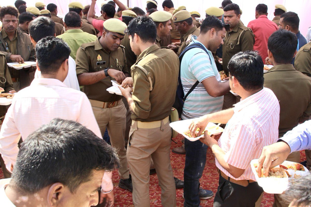 maghmelapolice's tweet photo. #माघ_मेला_2024 सकुशल/निर्विघ्न सम्पन्न होने पर पुलिस लाइन माघ मेला में आयोजित बड़ा खाना में पुलिस आयुक्त कमिश्नरेट प्रयागराज श्री रमित शर्मा, IG रेंज प्रयागराज श्री प्रेम कुमार गौतम,  Addl CP श्री एन कोलांची, DIG माघ मेला @ips_rajeev व अन्य अधिकारी/कर्म0गण उपस्थित रहे।
#UPPolice https://t.co/2VHW5ZxxDR