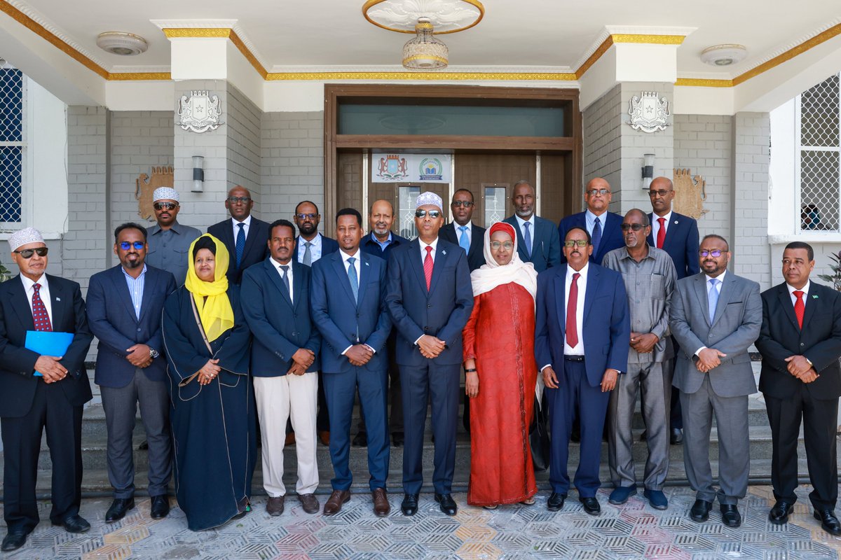 Today at the conclusion of a 3-week induction program for 10 new ambassadors, I emphasised the vital role of diplomacy in advancing #Somalia's interests on the global stage. We are dedicated to promoting 'Somalia in peace with itself and in peace with the rest of the world'.