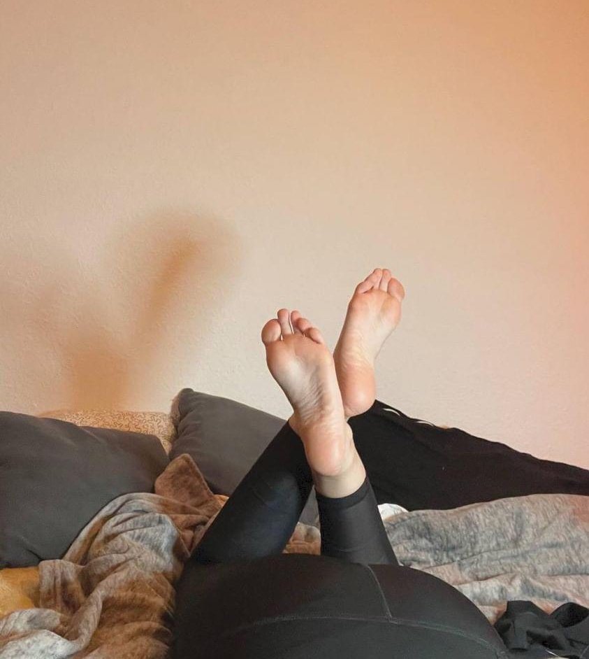 Sohlen heißer als das Gesicht deiner Ehe Fotze 

Du erbährmlicher hurensohn wirst dich nur noch geil wenn du zahlst und an meine Sohlen denkst