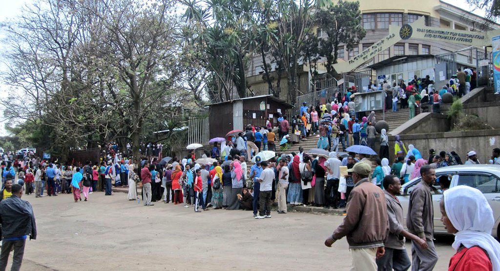 iyoba4u's tweet photo. Lines of Frustration in Limbo Land
• #Passport backlogs, bureaucrats and broken dreams abound as hundreds have been lining up daily around the busy #Gotera Area in #AddisAbaba, #Ethiopia
Via @TheReporterET
https://t.co/V2SGjg8wb9 https://t.co/9oQ3xHUdMR