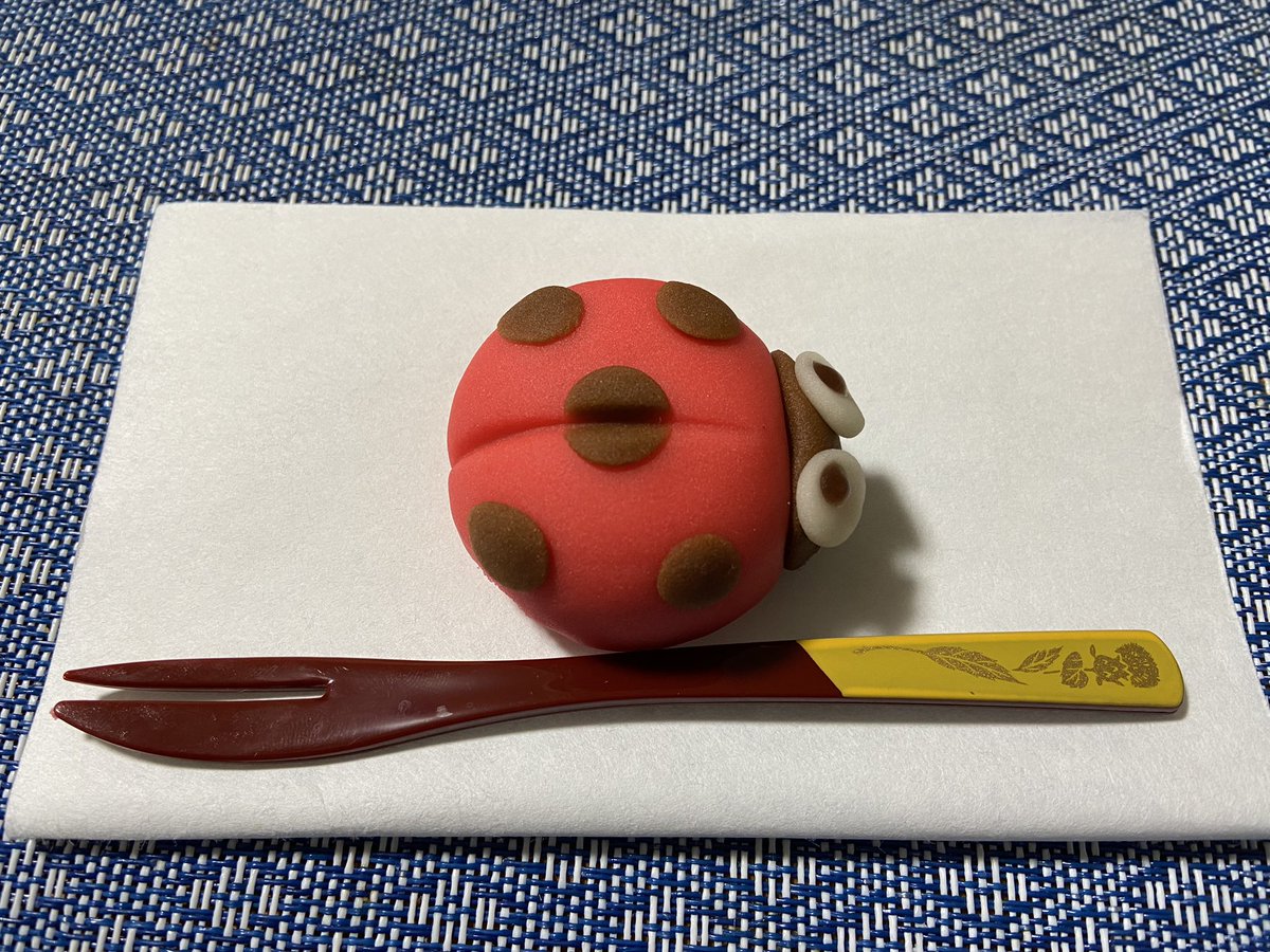 mmmm_unkm's tweet photo. おうち帰ったら嫁はんがてんとう虫の練り切り買って来てくれてたわよ🐞 https://t.co/FepXJx2Um9
