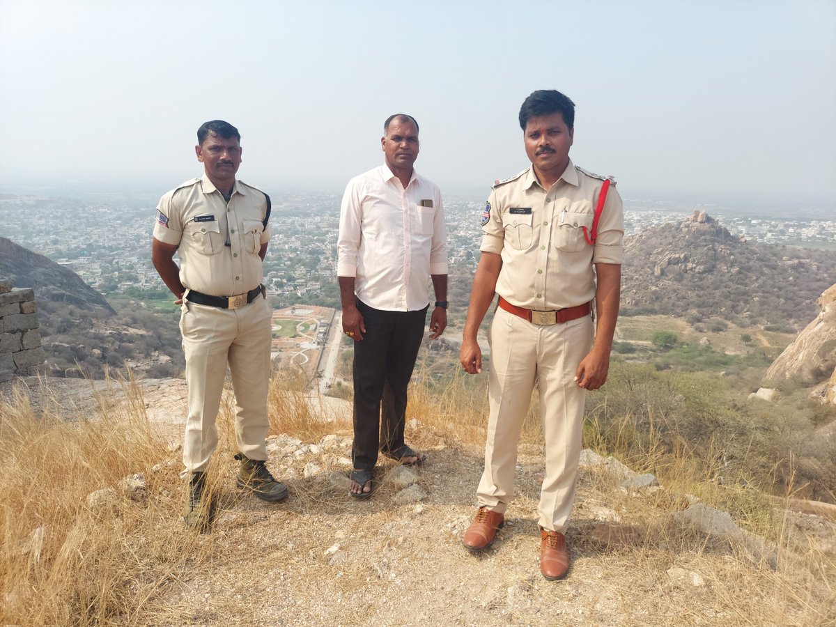 DevarakondaFort's tweet photo. Special thanks to @SP_Nalgonda #Devarakonda Police Department 
Always on Duty at #DevarakondaFort
Even on Festivals &amp; Daily Evening Hours Patrolling Vehicle Will be around the fort
@TelanganaCMO 
@TelanganaDGP @TelanganaCOPs @Collector_NLG @HiHyderabad @swachhhyd @DrTamilisaiGuv https://t.co/v6cr9lqDK9