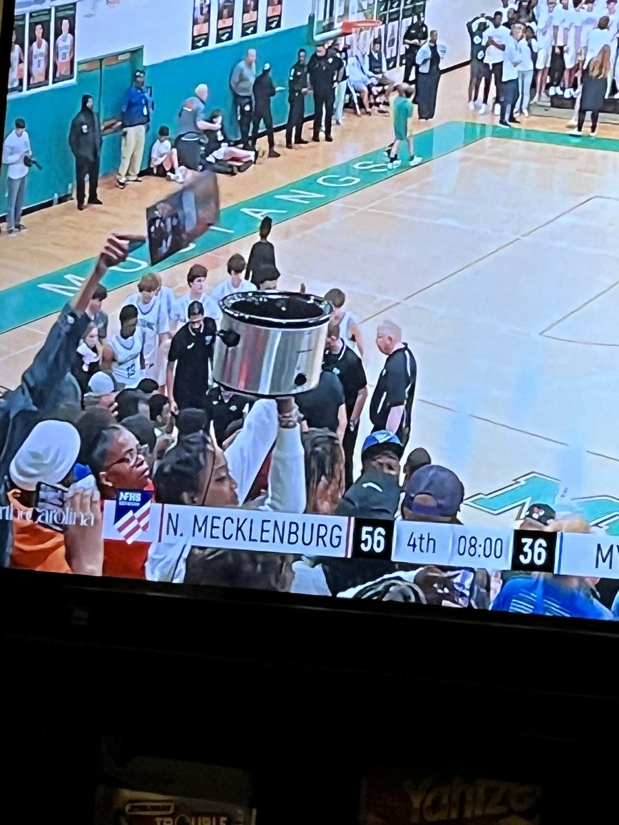 greenlizard98's tweet photo. @lasterthelndlrd @SLAM_HS @IsaiahEvans26 Yes they were! So much for clear bag policies 😂 https://t.co/ifrGY2EEWS