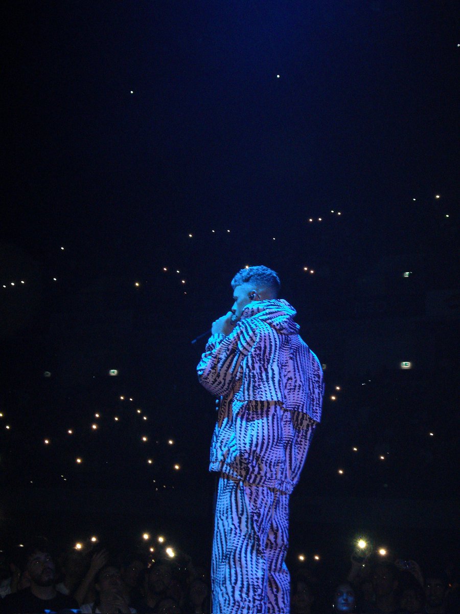 rita_diz's tweet photo. Ontem, no concerto do Slow J, a Teresa Salgueiro agradeceu, antes de sair do palco, dizendo algo como "obrigada, João, pela partilha de amor, poesia e fraternidade a que nos habituaste" e eu acho que não é preciso acrescentar muito mais 💌 https://t.co/12xmwPylHe