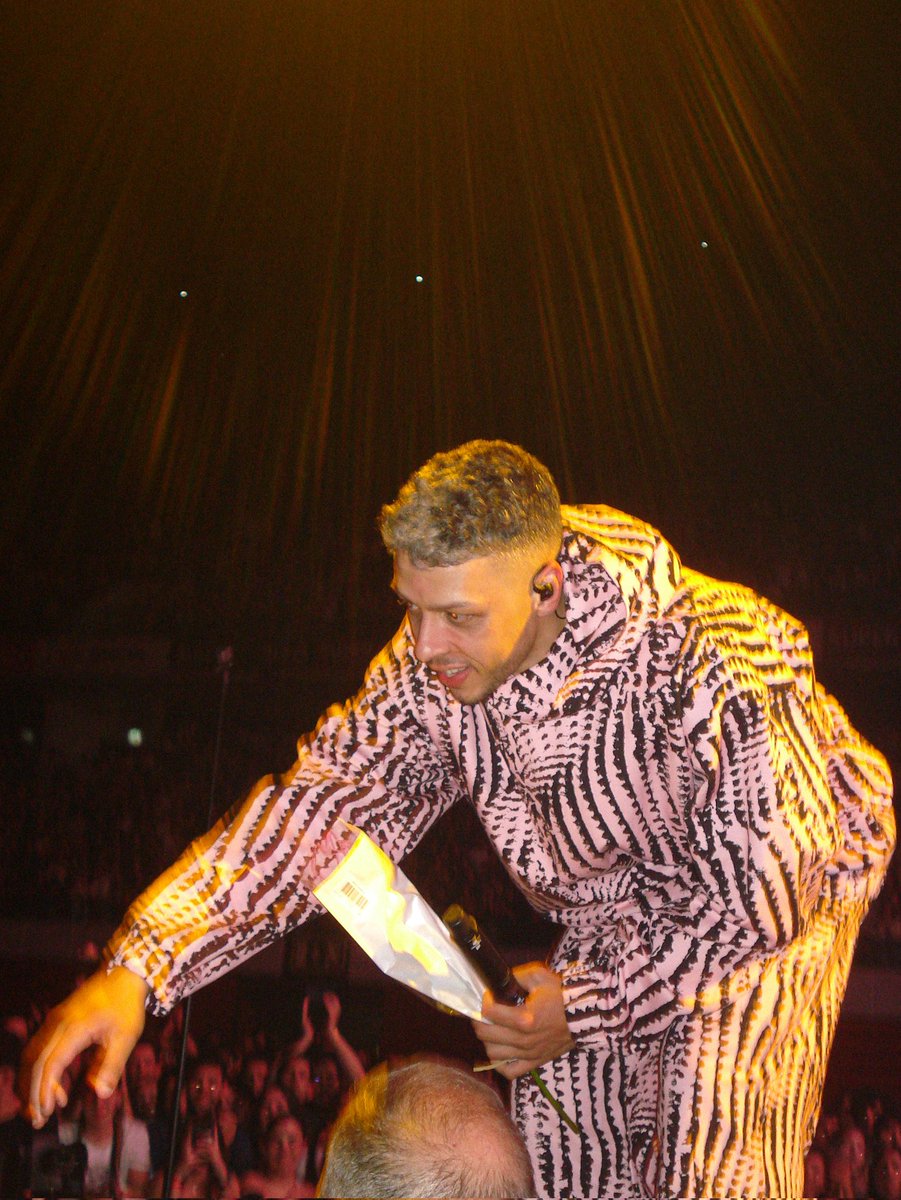 Ontem, no concerto do Slow J, a Teresa Salgueiro agradeceu, antes de sair do palco, dizendo algo como "obrigada, João, pela partilha de amor, poesia e fraternidade a que nos habituaste" e eu acho que não é preciso acrescentar muito mais 💌