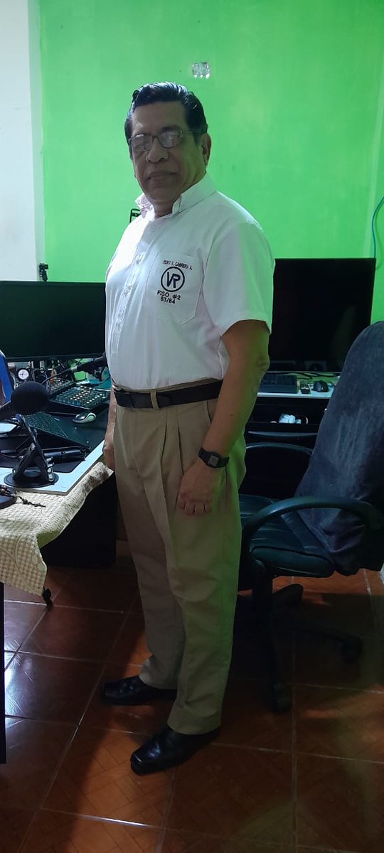 Pedro64radio's tweet photo. Con un gran orgullo nos volvemos a poner el uniforme del querido y glorioso Colegio Nacional Vicente Rocafuerte. Hoy recordamos 40 años de nuestra graduación como Bachilleres de la República, promoción 83-84 FISO 2. https://t.co/rjO4lWy1pL