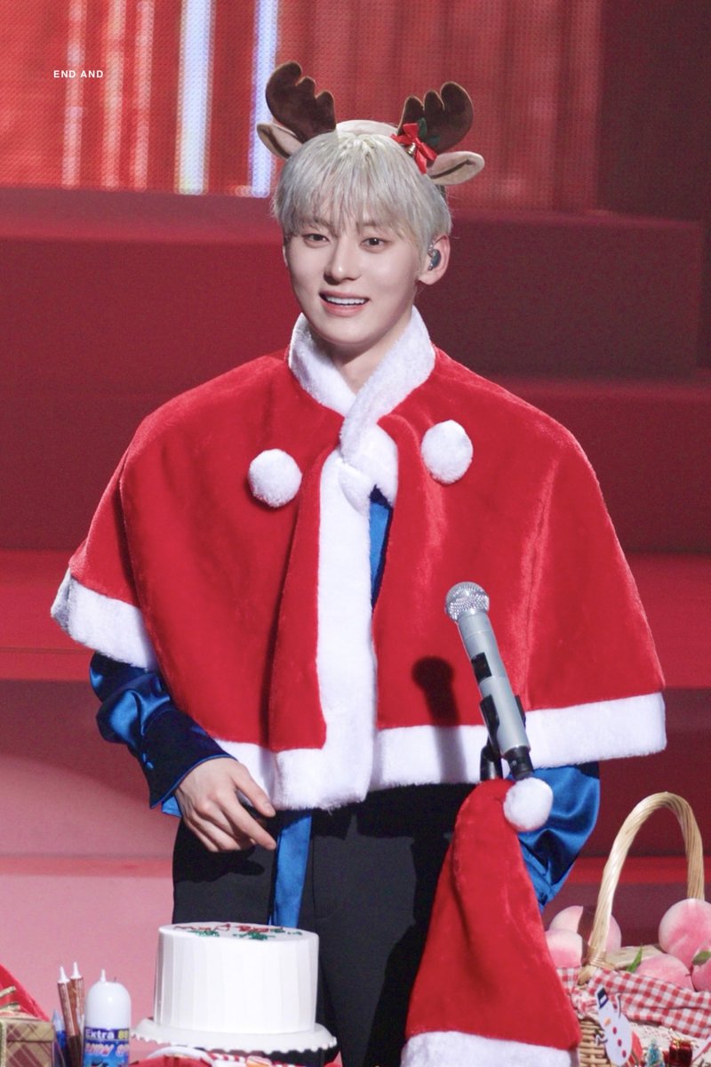 240309
오늘따라 이쁘네🍑

#황민현
#HWANGMINHYUN