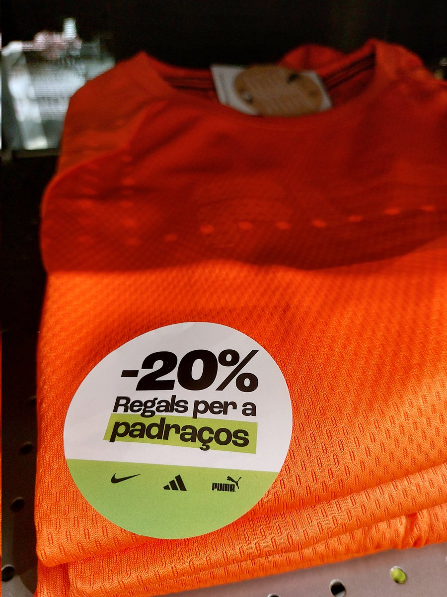 3acarreras's tweet photo. Quin regal! No sé pas per qui deu ser! 🤔 @etfelicitofill https://t.co/fCca2PRo9V