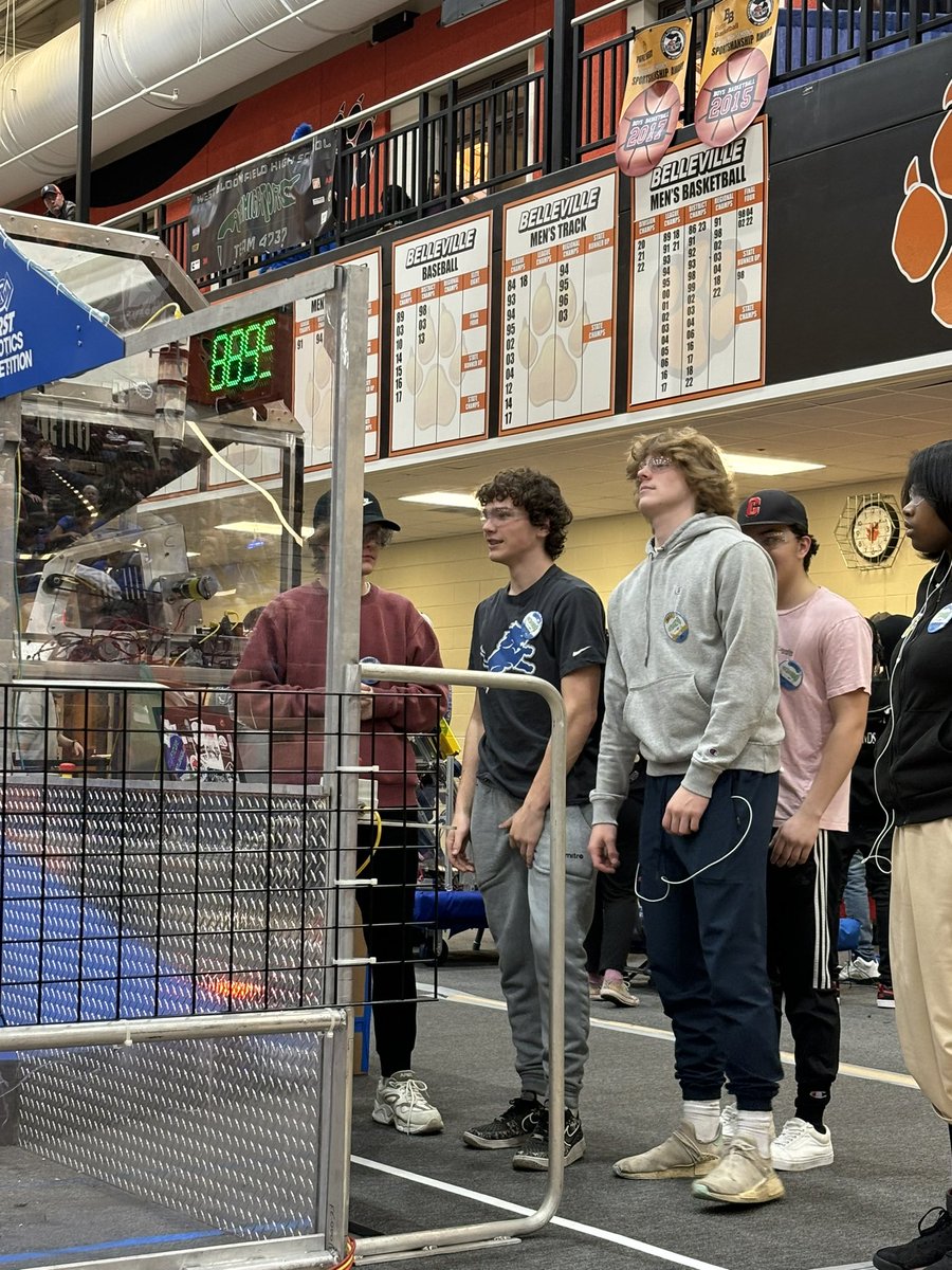 RedwolvesRobot's tweet image. Redwolves Robotics team #8895 finished 5-4 the first day of competition. Currently getting ready for more matches for day 2. #firstrobotics