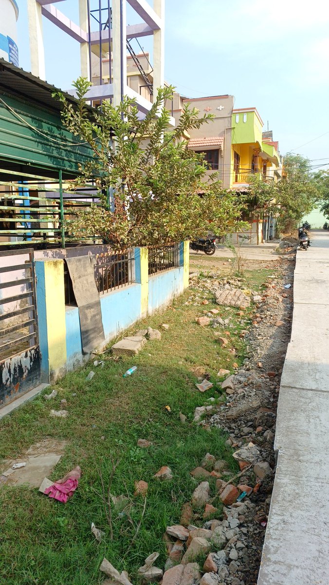 pugalventhan_91's tweet photo. Madras High Court: Scrap the road and relay new road. Do not increase height.
Contractors: Court'avudhu ma***vadhu...! Kanna moodi podra road ah!
@thamoanbarasan @mkstalin @omjasvinTOI @NaveenKumar_90 @aruna_n29 @ThanthiTV
#Iyyapanthangal #roadheight #highcourtguidelines #scam https://t.co/Xzn13sizY4