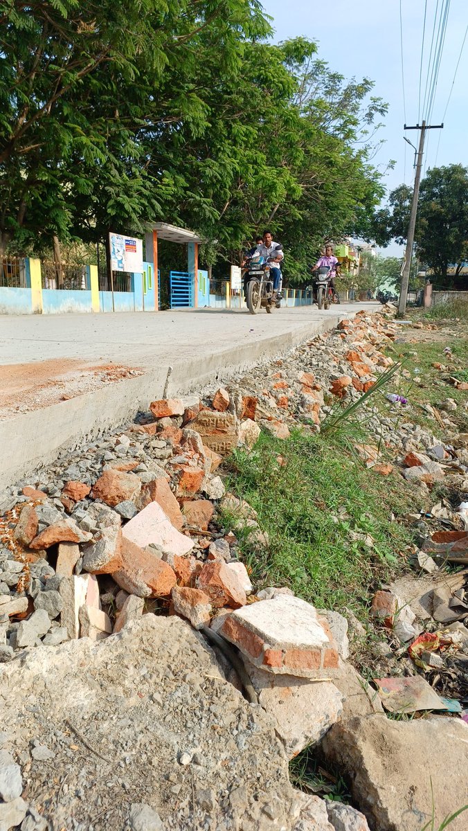 pugalventhan_91's tweet photo. Madras High Court: Scrap the road and relay new road. Do not increase height.
Contractors: Court'avudhu ma***vadhu...! Kanna moodi podra road ah!
@thamoanbarasan @mkstalin @omjasvinTOI @NaveenKumar_90 @aruna_n29 @ThanthiTV
#Iyyapanthangal #roadheight #highcourtguidelines #scam https://t.co/Xzn13sizY4