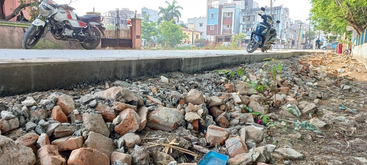 pugalventhan_91's tweet photo. Madras High Court: Scrap the road and relay new road. Do not increase height.
Contractors: Court'avudhu ma***vadhu...! Kanna moodi podra road ah!
@thamoanbarasan @mkstalin @omjasvinTOI @NaveenKumar_90 @aruna_n29 @ThanthiTV
#Iyyapanthangal #roadheight #highcourtguidelines #scam https://t.co/Xzn13sizY4