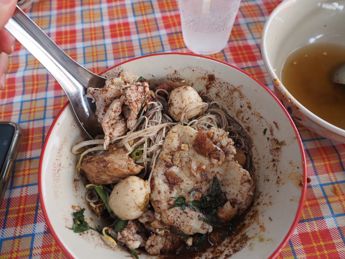 fullandfun's tweet photo. ก๋วยเตี๋ยวเรือของเชฟอ้อย  ชื่อนี้การันตีราคาถูกและให้จุกๆ ชามละ 25 บาทเอง พิเศษ 35 เครื่องแน่นๆ ชิ้นใหญ่เบ้ง รสเข้มข้น น้ำขลุกขลิก มีเตี๋ยวไก่ด้วยนะ 
   
📌เจ๊ลั้งขว้างถ้วย ซ.พุทธบูชา 36
@aroii https://t.co/A0vkZJGW71