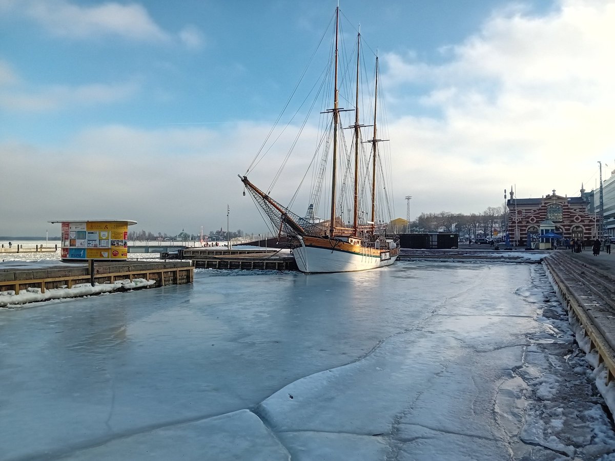 #helsinkidreamdaystours #helsinkiguide #detailsofhelsinki #helsinkiwalks #guidedtours #HELSINKI #discoverhelsinki #helsinkisquare #helsinki2024 #finland #finlandtravel #walkingtours #boatlife #restaurant #winterwonderland #ice #coldweather #finnish