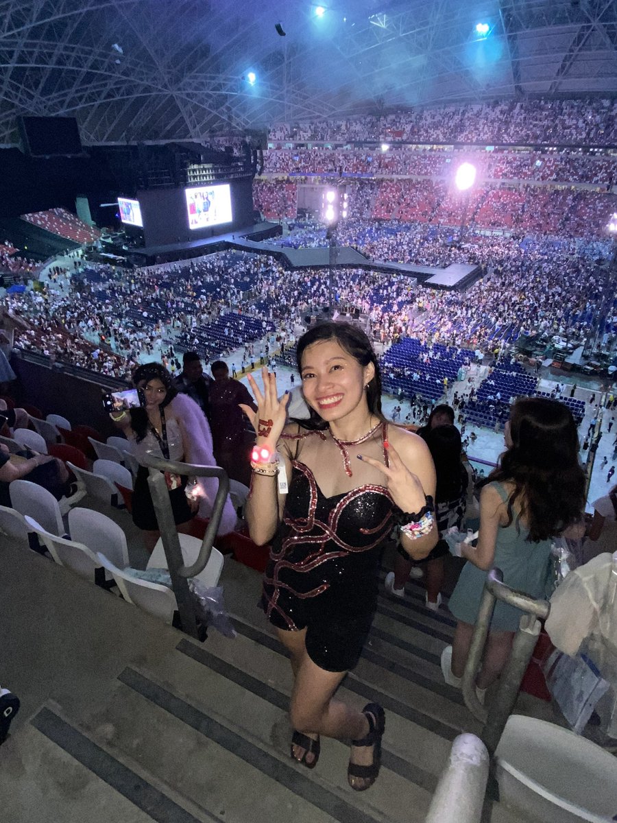 truth_redlips's tweet photo. 10 years after :') ily @taylorswift13 ❤️🖤 #SingaporeTheErasTour @taylornation13 https://t.co/xmlfEekdLK