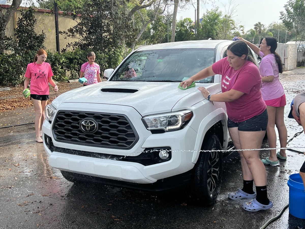 cutshall_jerry's tweet photo. Head over to Advance Auto Parts on US Hwy 1 and let the Lady Patriots Softball Team wash your car!  They are working hard and will do an amazing job!  They are here until 2 PM today.  Thank you for your support.  #CarWashSaturday  #whyilovemastersacademy #LadyPatriots https://t.co/pQ9nTNT8mF