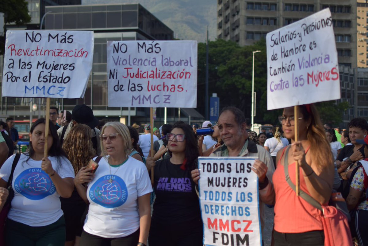 _TribunaPopular's tweet photo. 📸Día Internacional de la Mujer Trabajadora #Caracas

Organizaciones se concentraron en Plaza Venezuela para exigir salario digno; rechazar la criminalización de las luchas laborales; abogar por derechos sexuales y reproductivos; y denunciar la violencia de género y patronal. https://t.co/RIyq0mkgF2