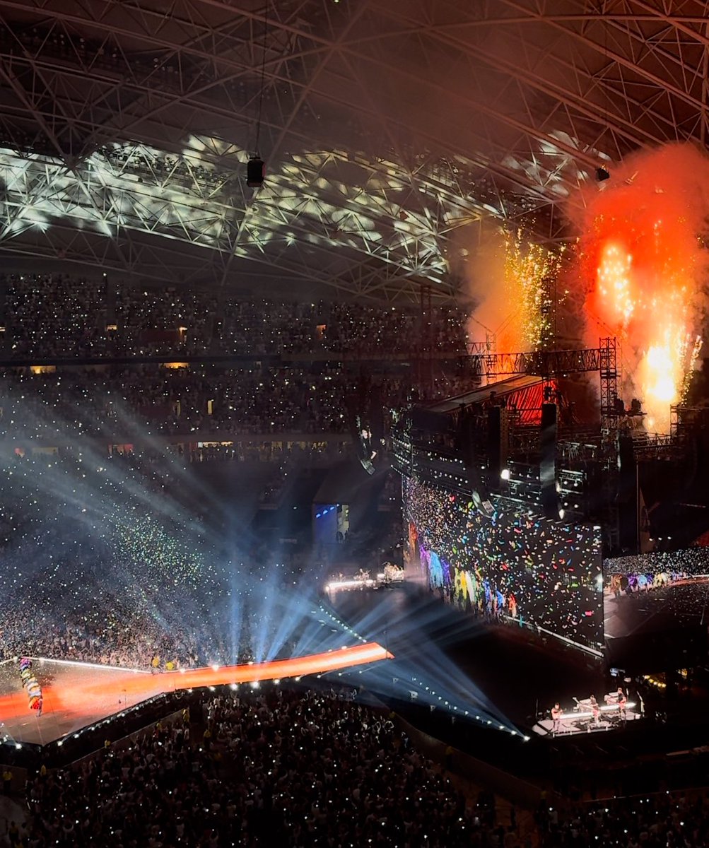 tswifterastour's tweet photo. And that's wrap on The Eras Tour in Singapore and the best week of my life 🥹 Thank you Taylor Swift for giving us your ALL these past 6 shows and I can't wait for the next time 💖 Love you to the moon and to saturn thank you @taylorswift13 @taylornation13 🫶 https://t.co/0RihoolxpT