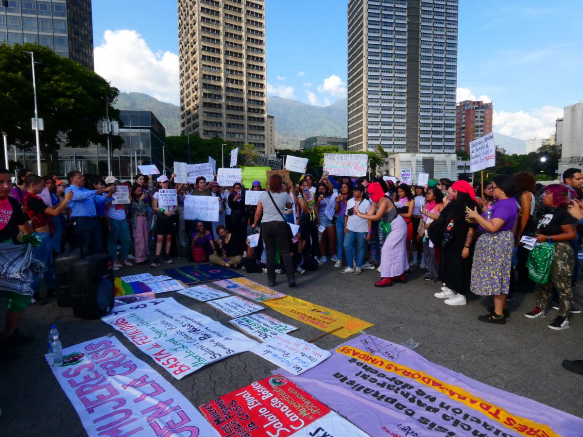 _TribunaPopular's tweet photo. 📸Día Internacional de la Mujer Trabajadora #Caracas

Organizaciones se concentraron en Plaza Venezuela para exigir salario digno; rechazar la criminalización de las luchas laborales; abogar por derechos sexuales y reproductivos; y denunciar la violencia de género y patronal. https://t.co/RIyq0mkgF2